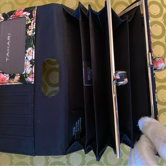 Tahari new floral wallet - Picture 3 of 6